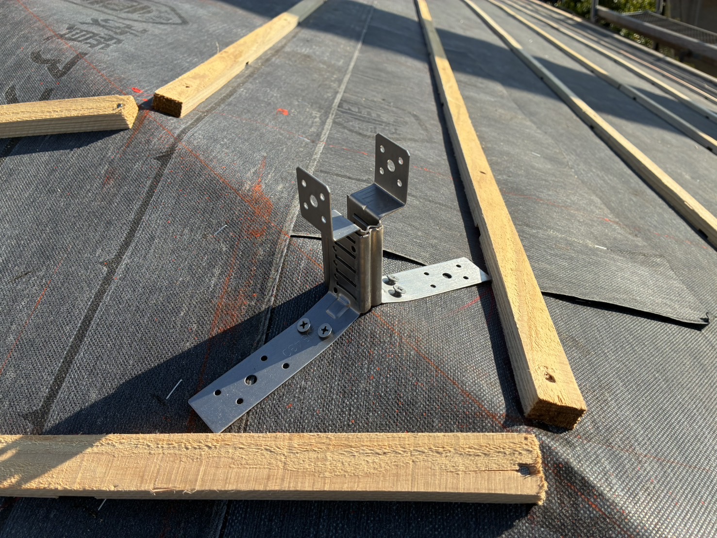 【屋根コラム】棟補強金具「タワーロック」について