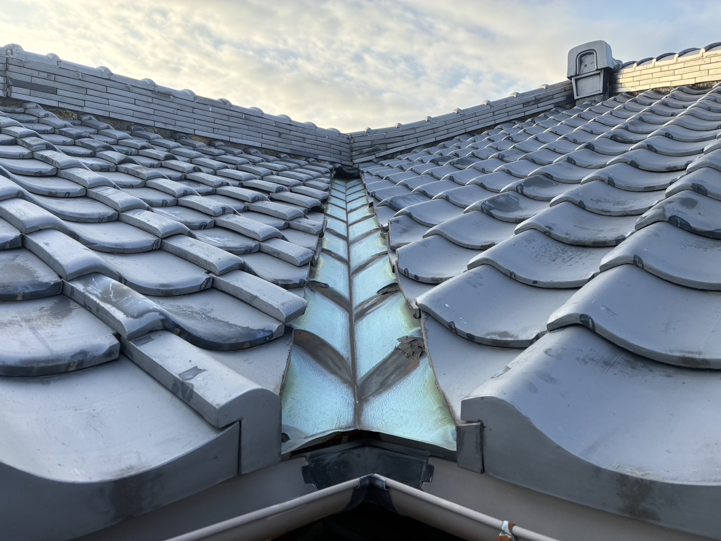 【屋根コラム】谷部（たにぶ）とは？雨漏りが起きやすい重要ポイントについて