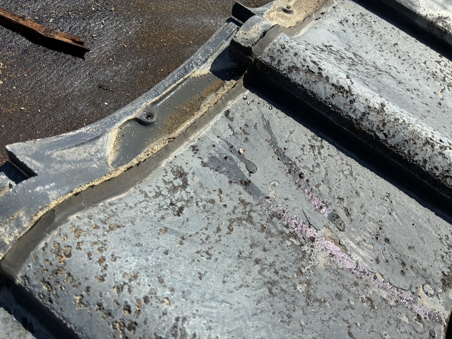 【屋根コラム】コーキングで水の逃げ道を塞ぐとどうなるか