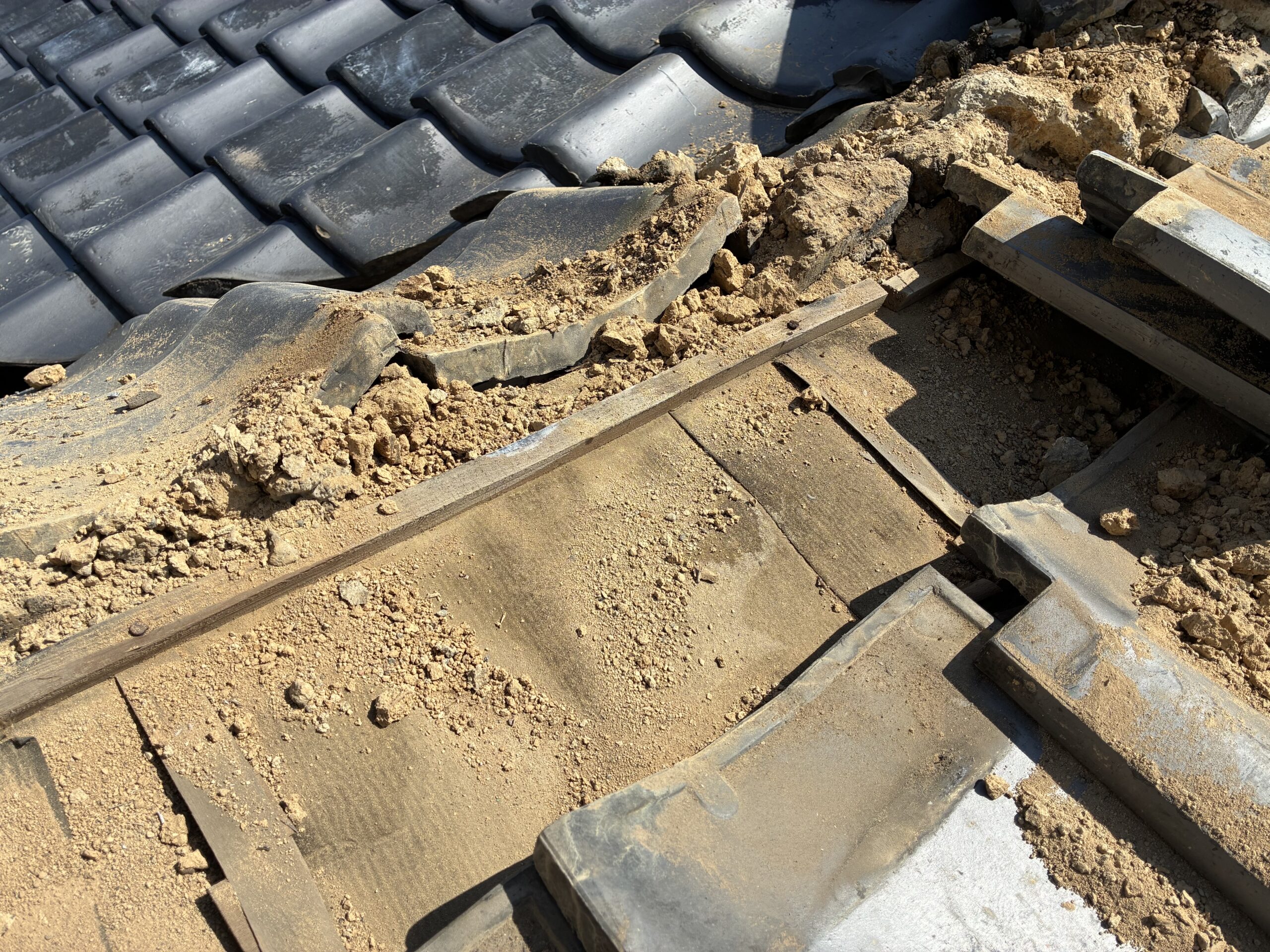 【屋根コラム】棟部の固定方法について「耐震」（乾式工法と湿式工法）