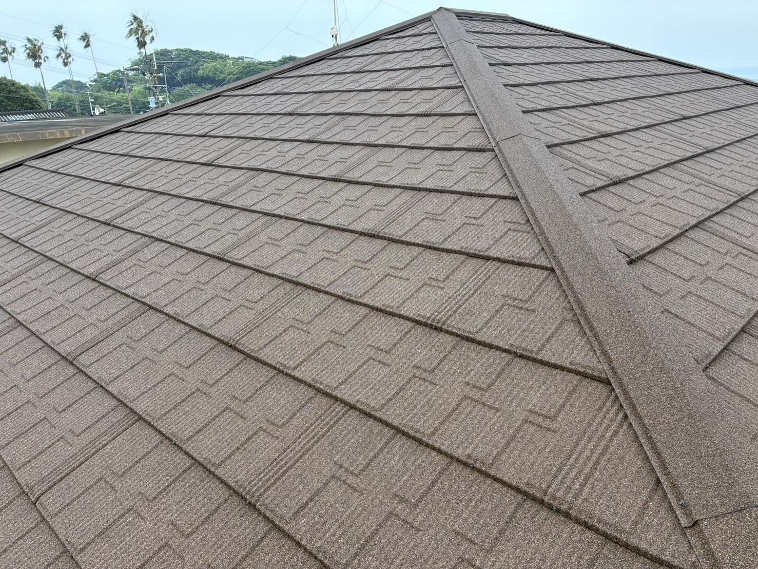 【施工事例】日向市にてコロニアル屋根をS-SHINGLE（ブラウン）でカバー工法｜梅雨時期でも安心の屋根リフォーム